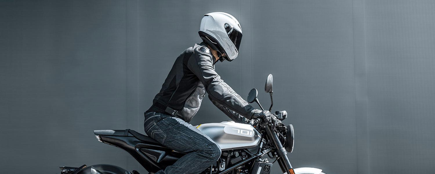 Ride in style and safety with V2 Moto helmet for motorcyclists